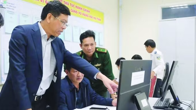 Cục trưởng Cục Hàng hải Việt Nam Nguyễn Xuân Sang trực tiếp chỉ đạo tìm kiếm các nạn nhân vụ chìm tàu Thành Công trên biển Hà Tĩnh tháng 10/2019.