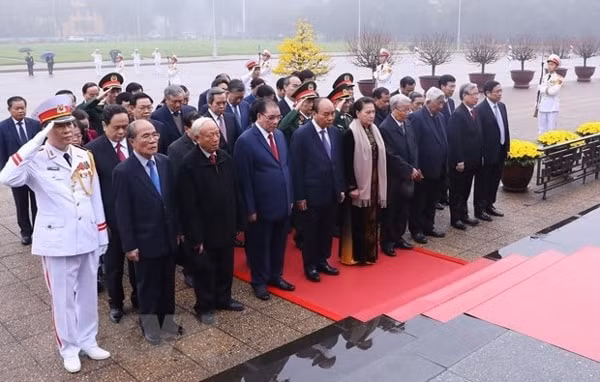Các đồng chí lãnh đạo, nguyên lãnh đạo Đảng và Nhà nước đặt vòng hoa, vào Lăng viếng Chủ tịch Hồ Chí Minh. Ảnh: TTXVN