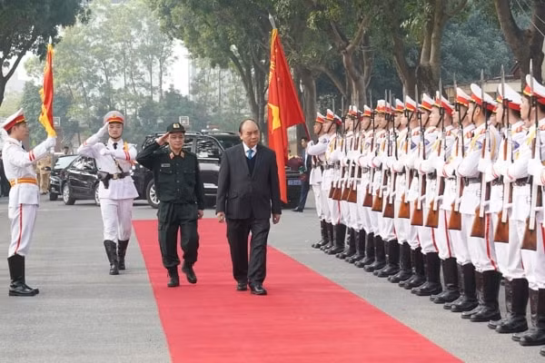 Thủ tướng Nguyễn Xuân Phúc duyệt đội danh dự. Ảnh: VGP
