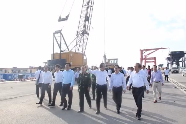 Phó Thủ tướng Trương Hòa Bình kiểm tra tiến độ thi công Cảng quốc tế Long An. Ảnh: Báo Giao thông