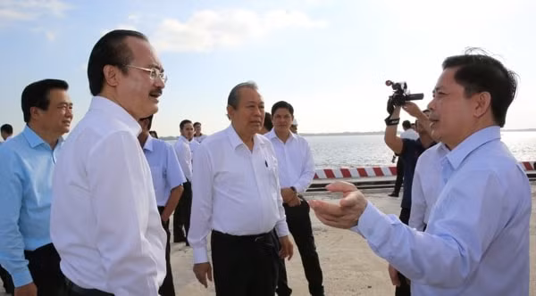 Phó Thủ tướng Thường trực Chính phủ Trương Hòa Bình nghe giới thiệu về quy hoạch phát triển Cảng quốc tế Long An. Ảnh: VGP