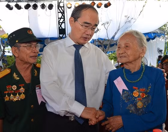 Bí thư Thành uỷ TPHCM Nguyễn Thiện Nhân ân cần hỏi thăm đại biểu dự họp mặt. Ảnh: VGP
