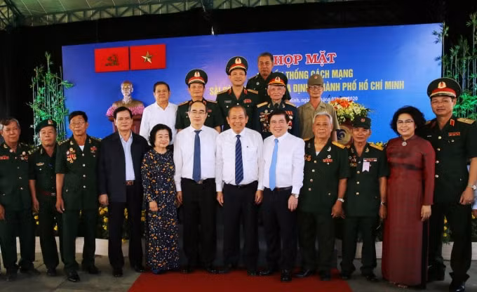 Các đại biểu chụp ảnh lưu niệm tại lễ họp mặt. Ảnh: VGP