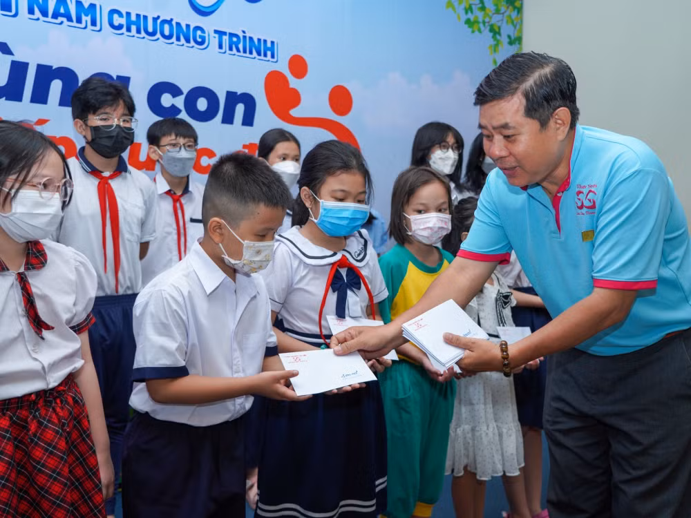 cung con di tiep cuoc doi chung tay tiep suc cho tre mo coi do dai dich covid 19 hinh 2