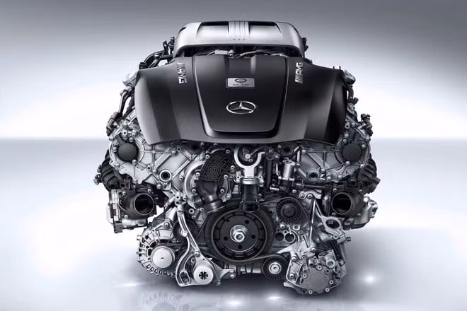mercedes chua voi khai tu dong co v8 hinh 1