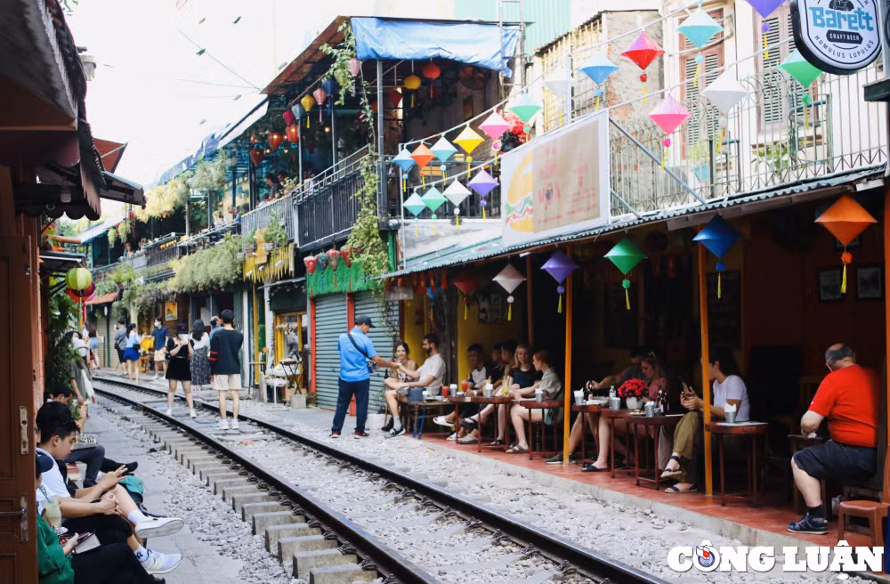 truyen thong quoc te dua tin vu dong cua pho cafe duong tau tai ha noi hinh 1