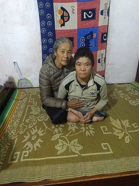 Anh Cù Văn Đông và mẹ.
