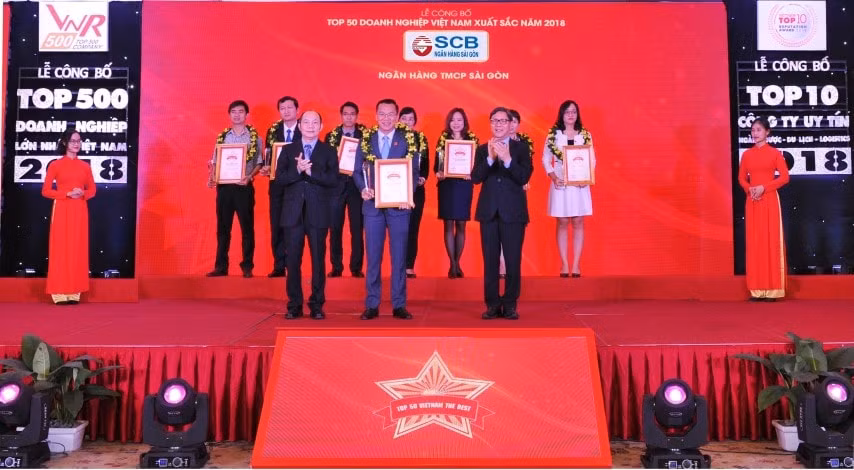 Ông Hoàng Minh Hoàn – Phó Tổng Giám đốc SCB nhận cup và chứng nhận danh hiệu từ Ban tổ chức VNR500