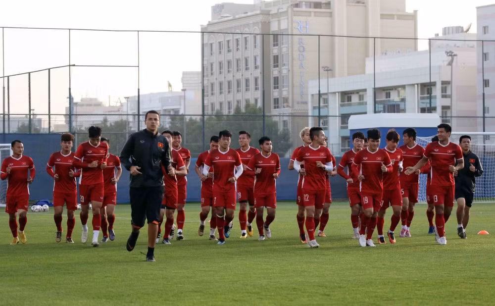Các cầu thủ ĐT Việt Nam tập luyện tại Dubai. Ảnh: Nguồn VFF
