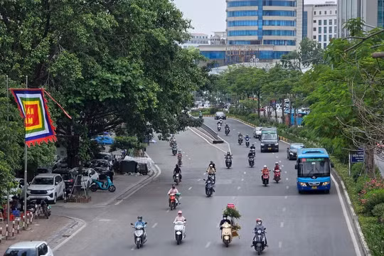 Hà Nội rà soát hộ nghèo để hỗ trợ chuyển đổi xe xăng sang phương tiện giao thông xanh