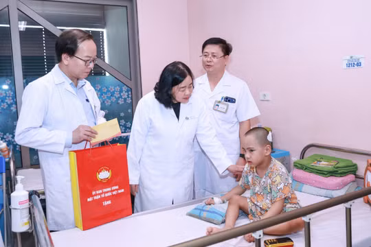 Chủ tịch UBTW MTTQ Việt Nam tặng quà Trung thu cho trẻ em tại Bệnh viện Nhi Trung ương