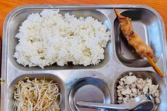 Hà Nội yêu cầu khẩn trương kiểm tra phản ánh suất ăn bán trú 40.000 đồng đạm bạc