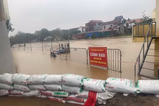 Hà Nội báo động lũ 4 tuyến sông, xã ven sông Bùi phát công điện khẩn 