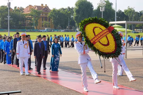 Đại biểu dự Đại hội XIV Công đoàn Việt Nam viếng Lăng Chủ tịch Hồ Chí Minh