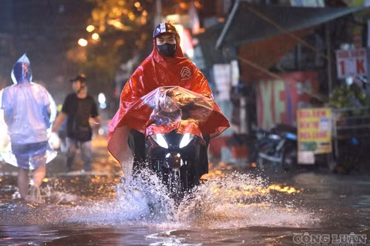 Hà Nội: Trực 24/24h ứng phó mưa lớn, sẵn sàng dừng thi công công trình gây ngập úng 