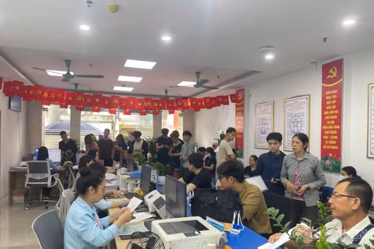 Hà Nội: Hồ sơ chứng thực tăng gấp đôi, điểm hành chính công tăng nhân lực phục vụ người dân