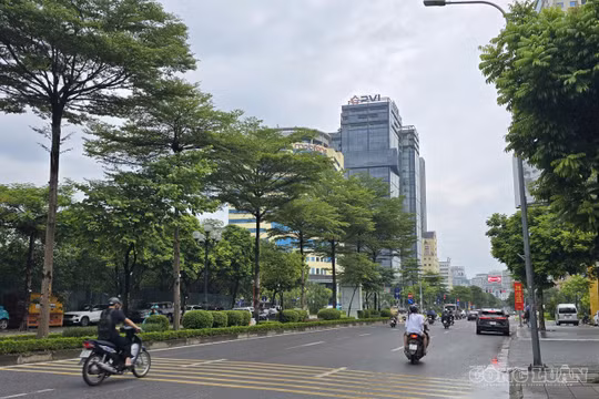 Nhiều 'rốn ngập' Hà Nội bất ngờ thông suốt sau cơn mưa lớn dồn dập