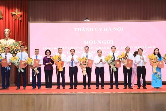 Hà Nội công bố nhiều quyết định về công tác cán bộ