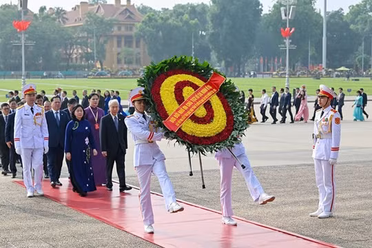 Đoàn đại biểu tham dự Đại hội đại biểu toàn quốc MTTQ Việt Nam lần thứ XI vào Lăng viếng Chủ tịch Hồ Chí Minh