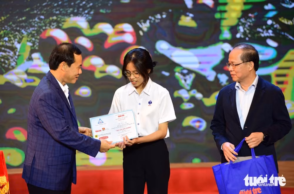 bao tuoi tre trao hoc bong tiep suc den truong cho 90 tan sinh vien khu vuc tay nguyen hinh 1