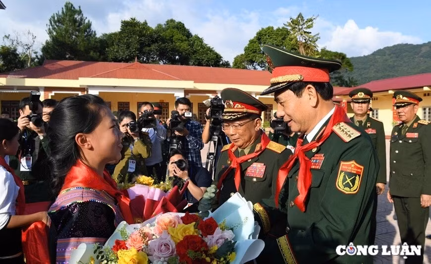 dai tuong phan van giang va dai tuong chansamone chanyalath tham don bien phong cua khau long sap hinh 5