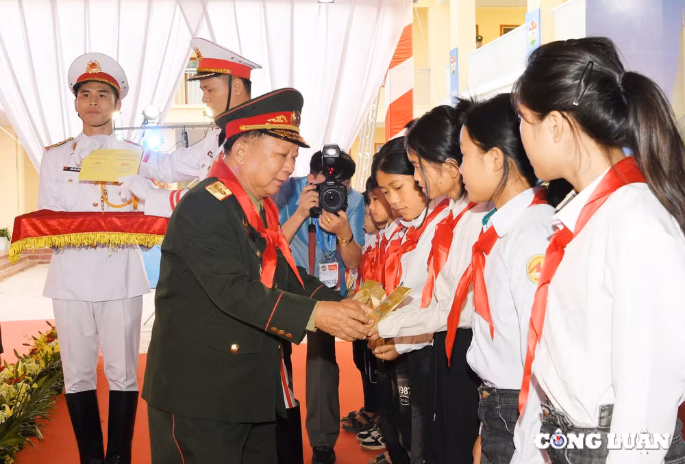 dai tuong phan van giang va dai tuong chansamone chanyalath tham don bien phong cua khau long sap hinh 10