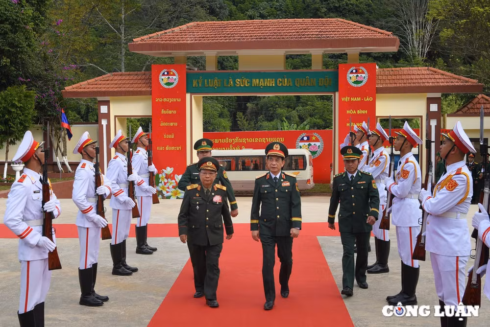 dai tuong phan van giang va dai tuong chansamone chanyalath tham don bien phong cua khau long sap hinh 1