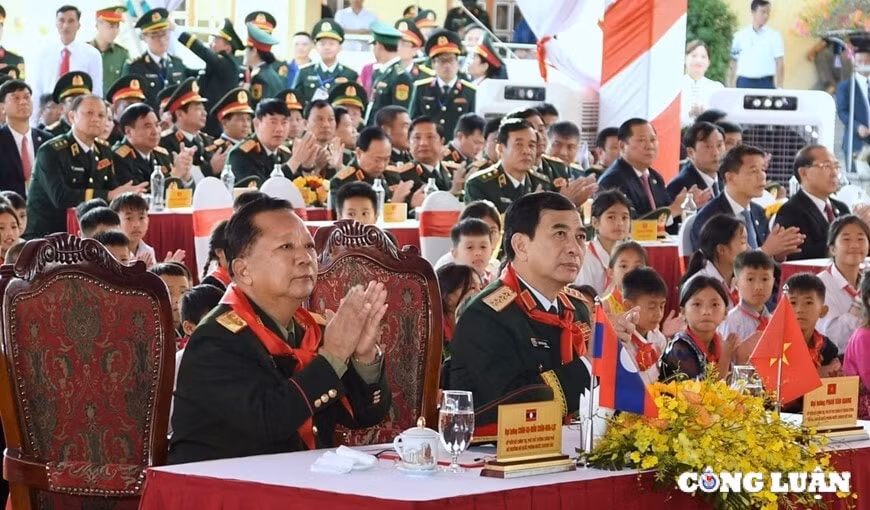 dai tuong phan van giang va dai tuong chansamone chanyalath tham don bien phong cua khau long sap hinh 6