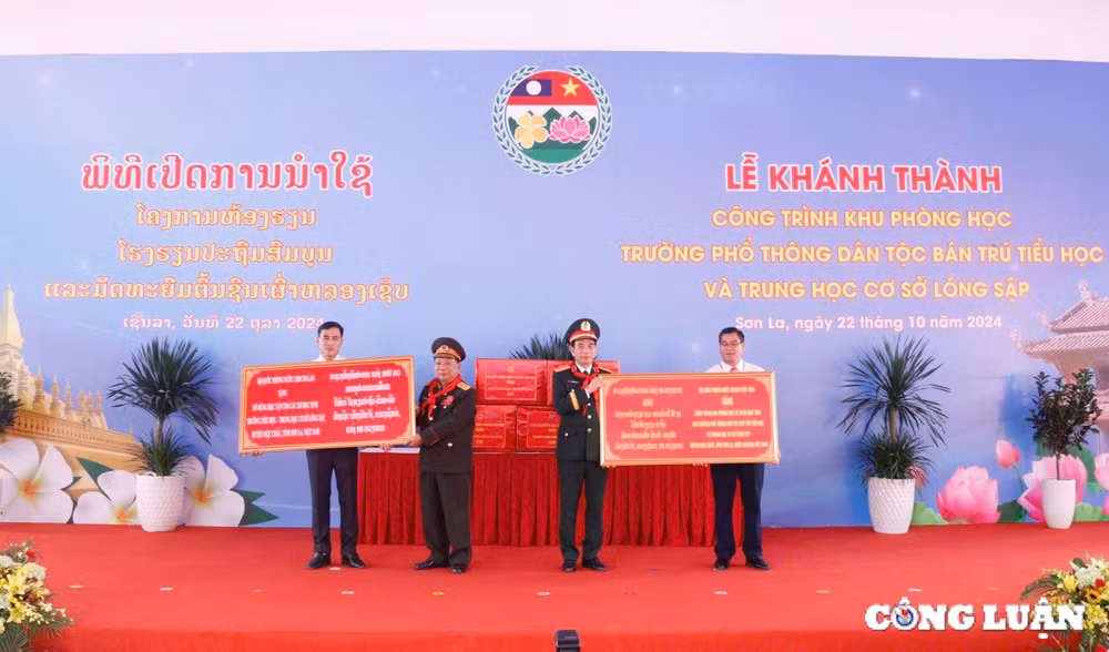 dai tuong phan van giang va dai tuong chansamone chanyalath tham don bien phong cua khau long sap hinh 8