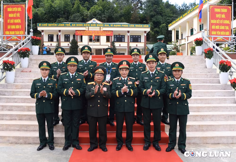dai tuong phan van giang va dai tuong chansamone chanyalath tham don bien phong cua khau long sap hinh 4