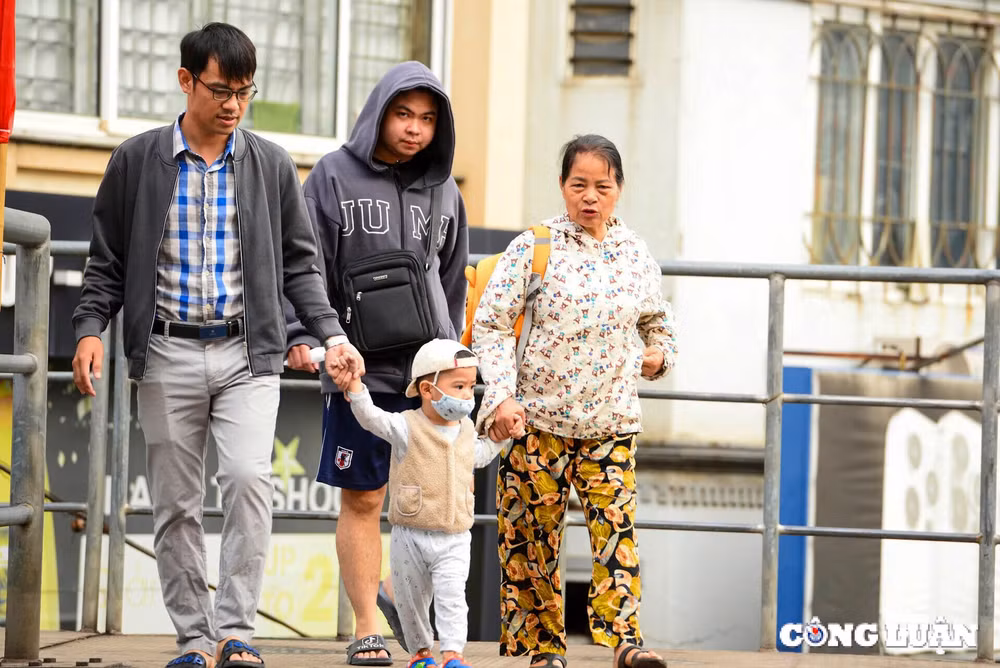 gio lanh sang som nguoi dan ha noi kin ao am khi ra duong hinh 6