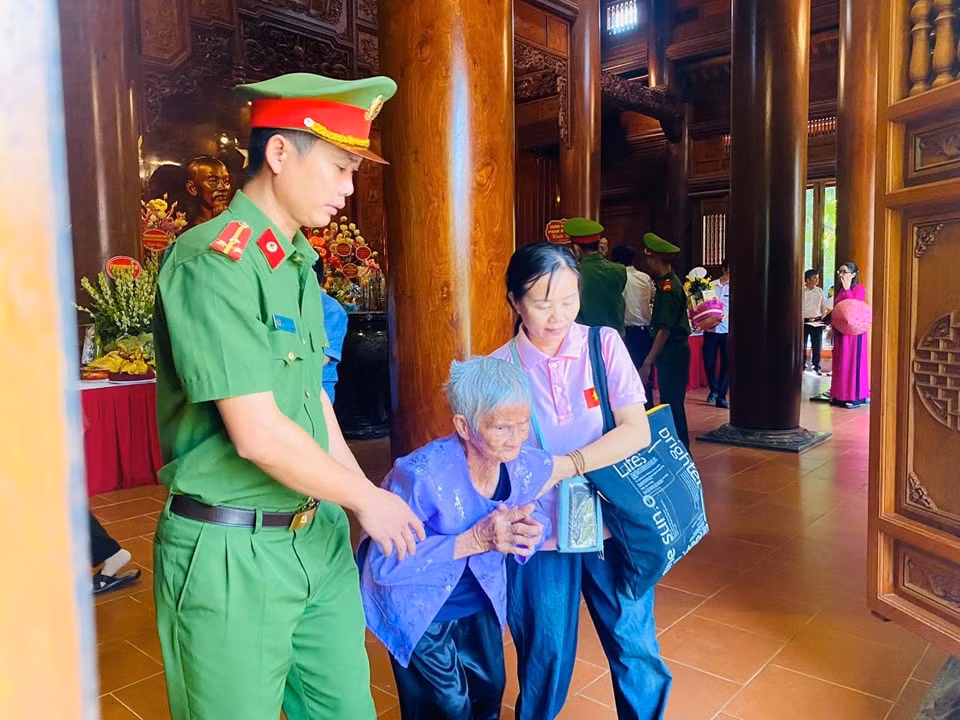 nghe an dong nguoi thanh kinh dang huong tuong niem nhan ngay gio lan thu 55 cua chu tich ho chi minh hinh 9
