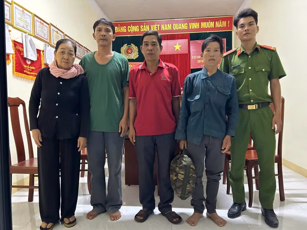 kon tum cong an xa giup nguoi dan ong di lac hon 350km tro ve nha an toan hinh 1