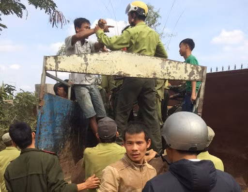 Lâm tặc tấn công kiểm lâm. Ảnh: TL