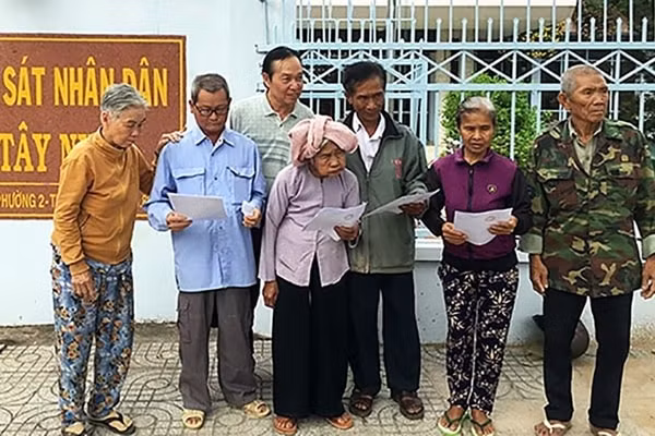 Những nạn nhân bị oan sai nhận quyết định đình chỉ điều tra từ VKSND tỉnh Tây Ninh vào tháng 4/2019. Ảnh: VNE
