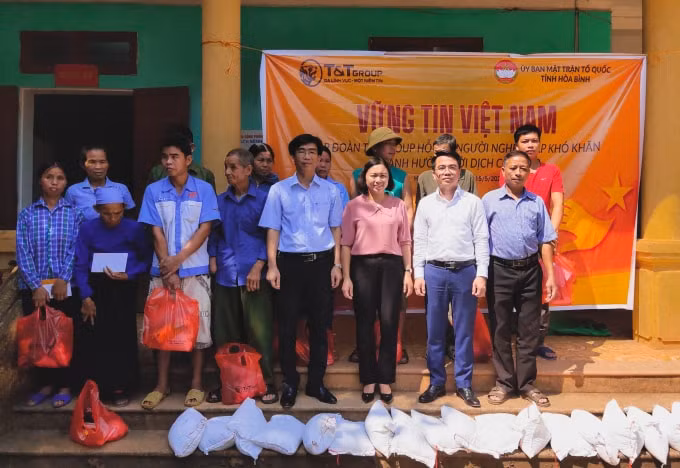 Chương trình “Vững tin Việt Nam” đã đi được 1/3 chặng đường, đến với 9 tỉnh thành, trực tiếp hỗ trợ, động viên gần 6 nghìn hộ nghèo gặp khó khăn do ảnh hưởng của dịch Covid-19.