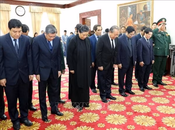 Đoàn đại biểu cấp cao Đảng, Nhà nước, MTTQ Việt Nam viếng nguyên Thủ tướng CHDCND Lào Sisavath Keobounphanh. Ảnh: TTXVN