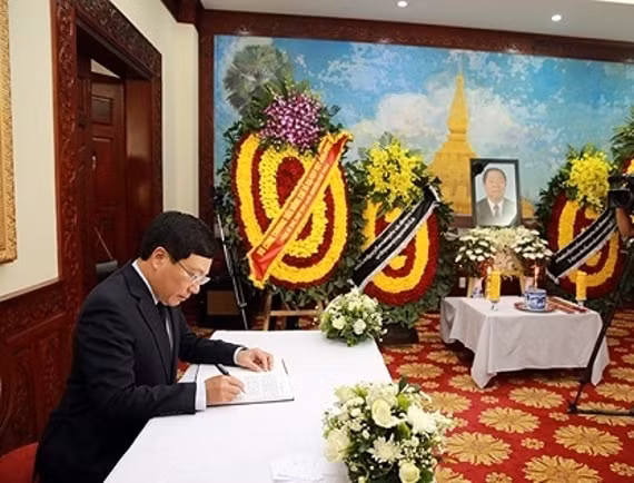 Phó Thủ tướng, Bộ trưởng Ngoại giao Phạm Bình Minh ghi Sổ tang. Ảnh: VGP
