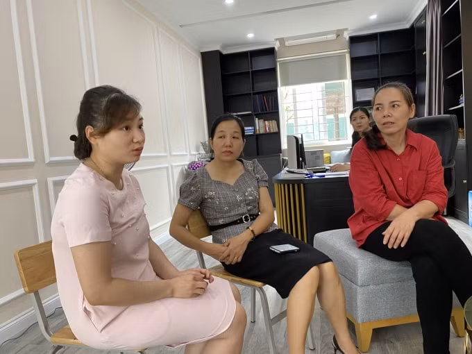 Đại diện BGH Nhà trường và cô giáo O. trao đổi với PV. Ảnh: Dương Lâm
