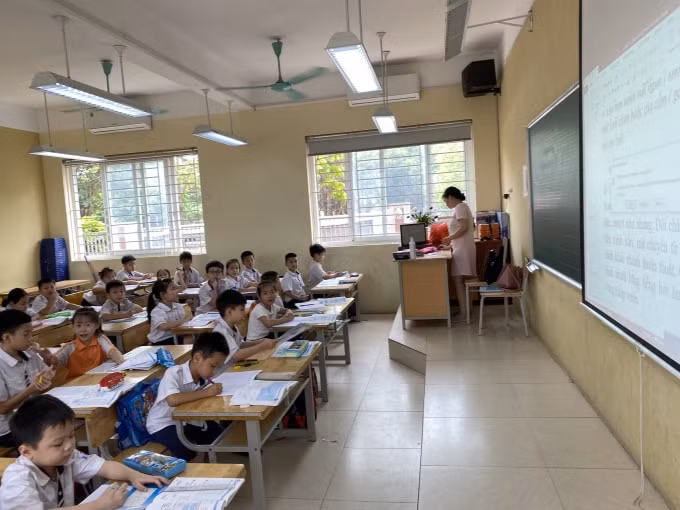 Sau sự việc cô O. vẫn lên lớp dạy học bình thường. Các em HS lớp 2A5 cũng đồng thanh nói cô O. không bạo lực bạn M.H. Ảnh: Dương Lâm
