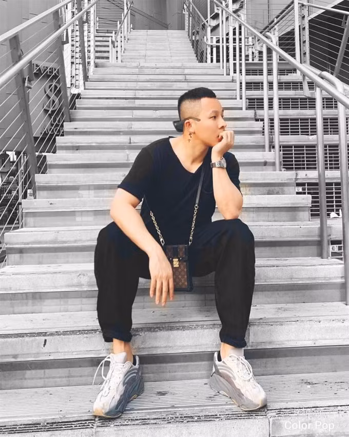 Trong những bức ảnh này, gương mặt Vũ Khắc Tiệp gọn gàng, được cho là chỉnh sửa kỹ càng trước khi đăng tải.