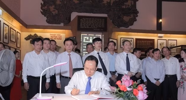 Đồng chí Trịnh Văn Chiến, Ủy viên Trung ương Đảng, Bí thư Tỉnh ủy, Chủ tịch HĐND tỉnh ghi vào sổ truyền thống Khu văn hóa tưởng niệm Bác Hồ.