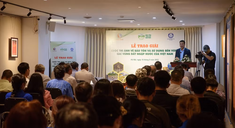 trao giai cuoc thi anh ve bao ton va su dung ben vung cac vung dat ngap nuoc hinh 1