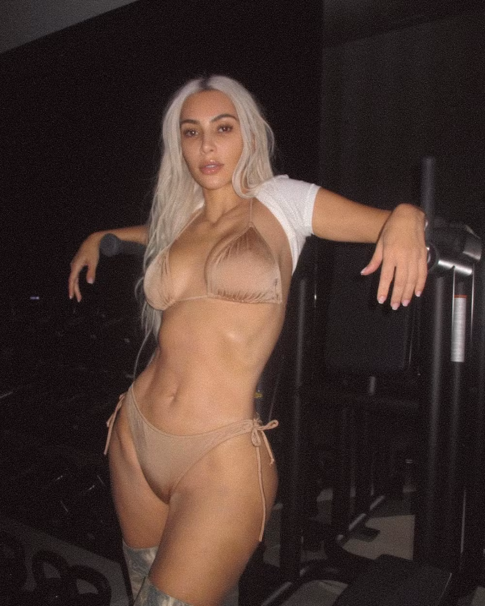 kim kardashian tung anh sexy de quen pete davidson hinh 3