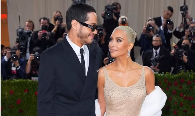 pete davidson phai dieu tri tam ly sau khi chia tay kim kardashian hinh 1
