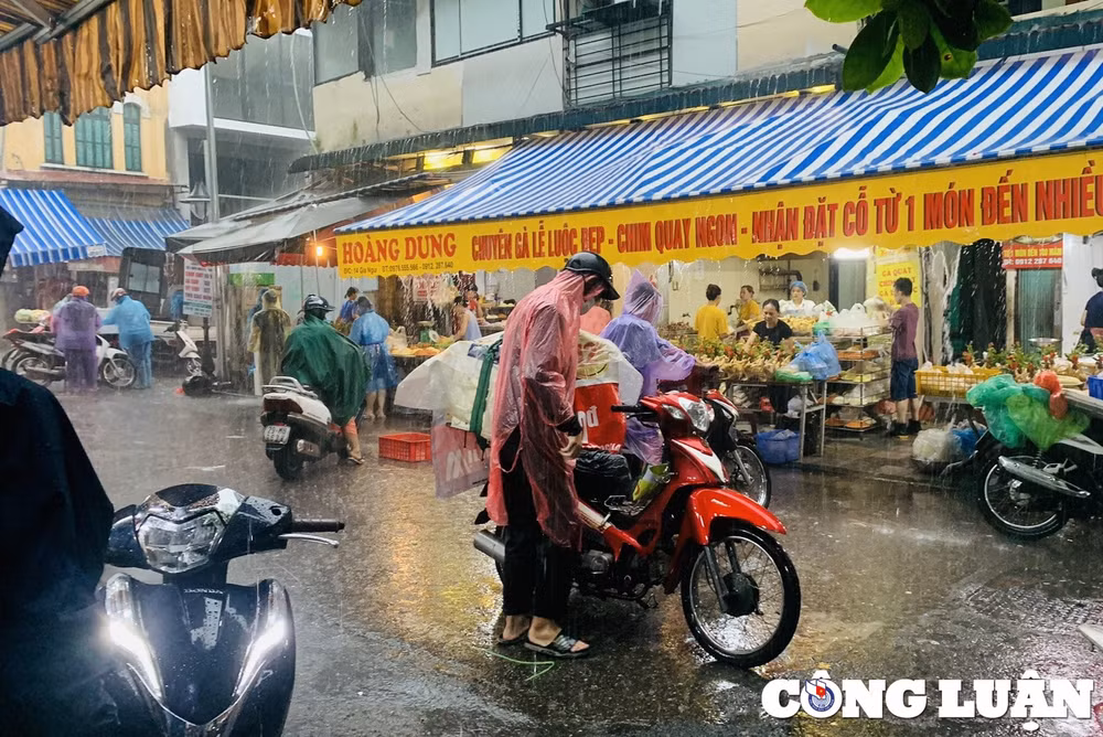 cho nha giau o ha noi nhon nhip trong ngay ram thang 7 hinh 2