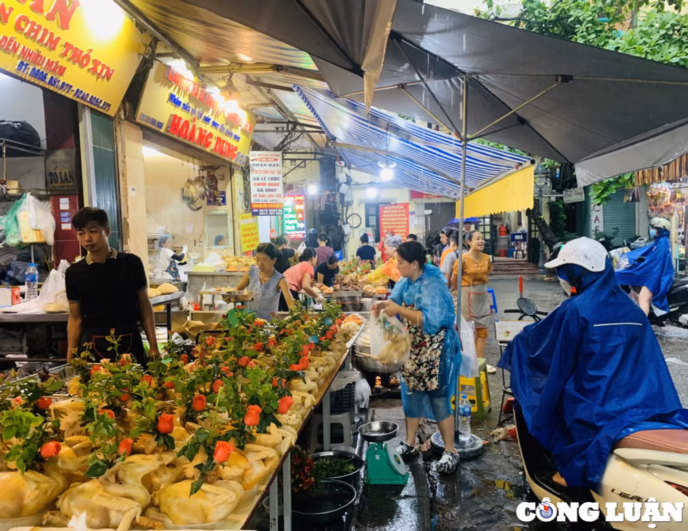 cho nha giau o ha noi nhon nhip trong ngay ram thang 7 hinh 1