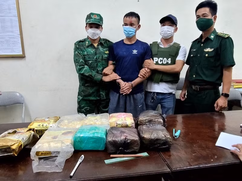 bat doi tuong van chuyen 10kg ma tuy da nhan 150 trieu dong tien cong hinh 1