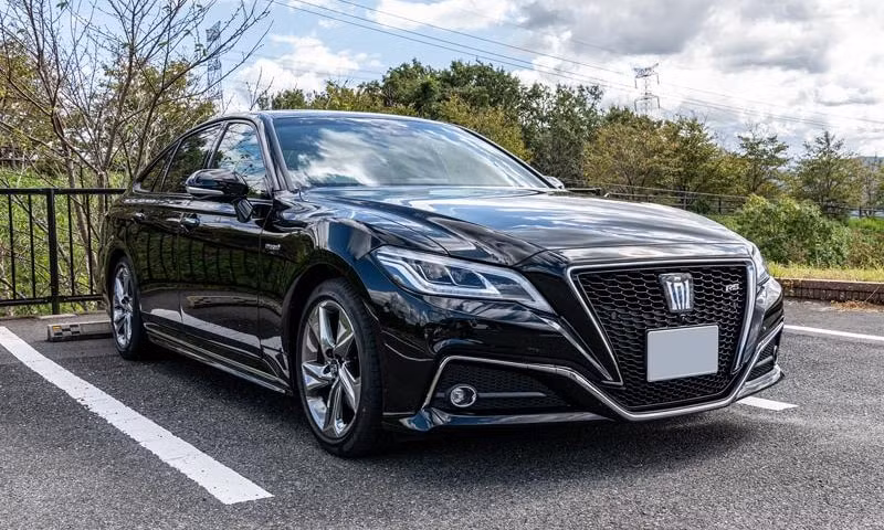 toyota crown se bo sung ban coupe va mui tran hinh 1