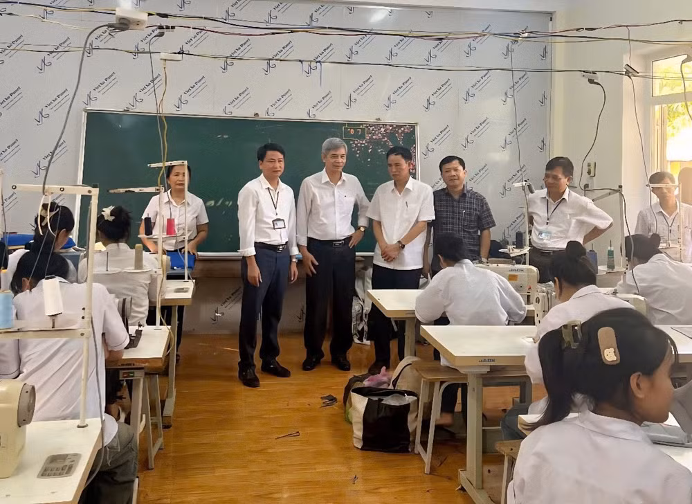 Lãnh đạo Sở GD&ĐT Thanh Hóa cùng Lãnh đạo xã Triệu Sơn kiểm tra lớp học nghề may của Trung tâm